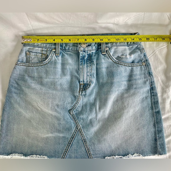 7 For All Mankind Denim Mini Skirt Frayed Cut Off Hem Light Wash Sz27 NEVER WORN - Picture 3 of 7